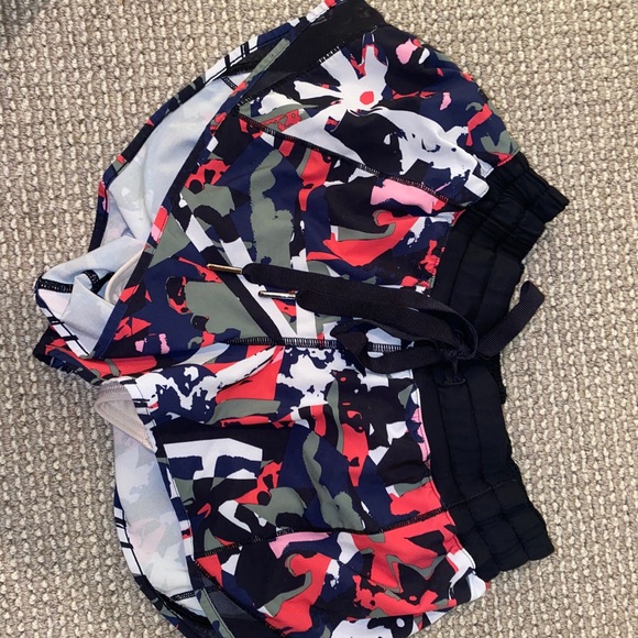 Lululemon hotty hot shorts w/ drawstring - size 6 - Picture 1 of 4